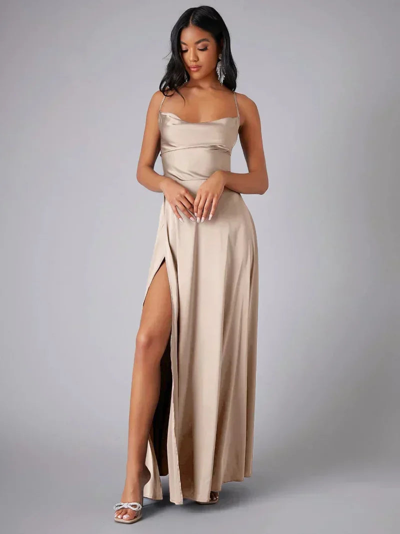 Alvaree | Robe de soirée en satin avec fente haute et dos ouvert