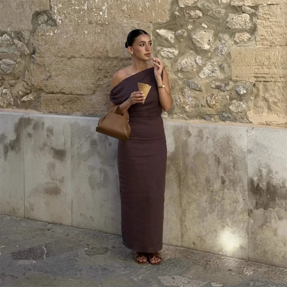 Jenell | Robe Longue Élégante à Coupe Slim, Col Off-Shoulder et Fente Arrière