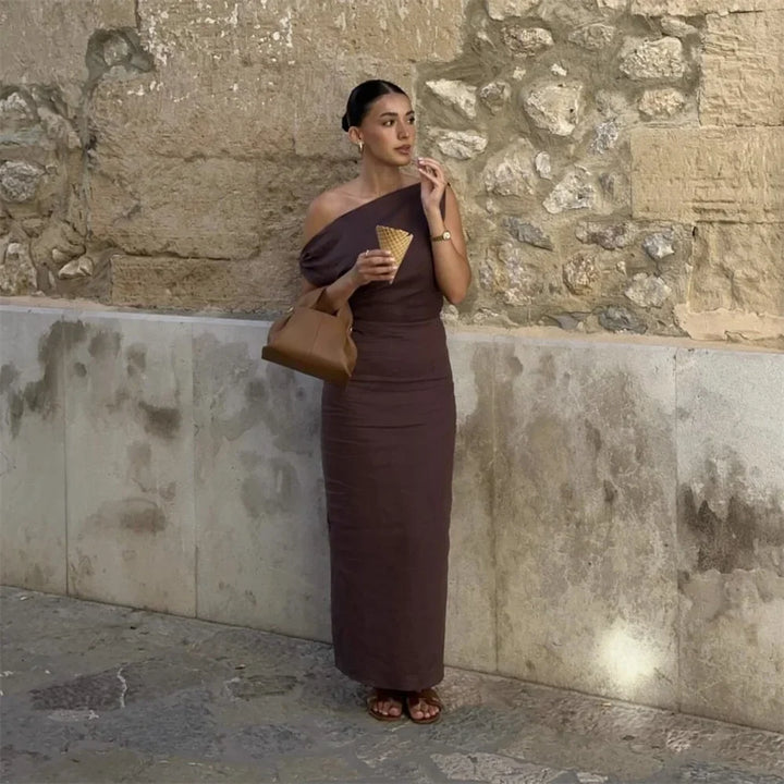 Jenell | Robe Longue Élégante à Coupe Slim, Col Off-Shoulder et Fente Arrière