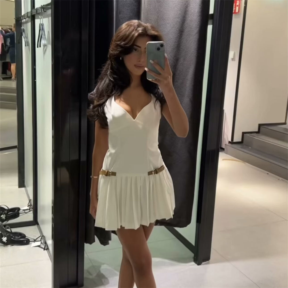 Lara | Vestido plisado de corte entallado con escote en V | Elegancia y estilo