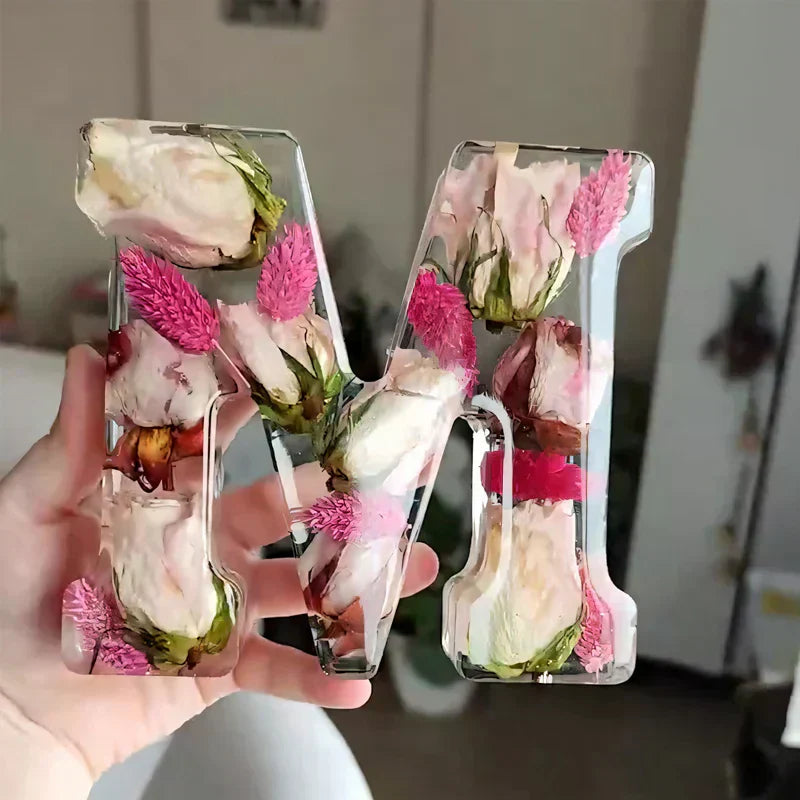 Lâmpada em Resina com Flores Secas e Letra Personalizada | Luz Noturna Decorativa LED