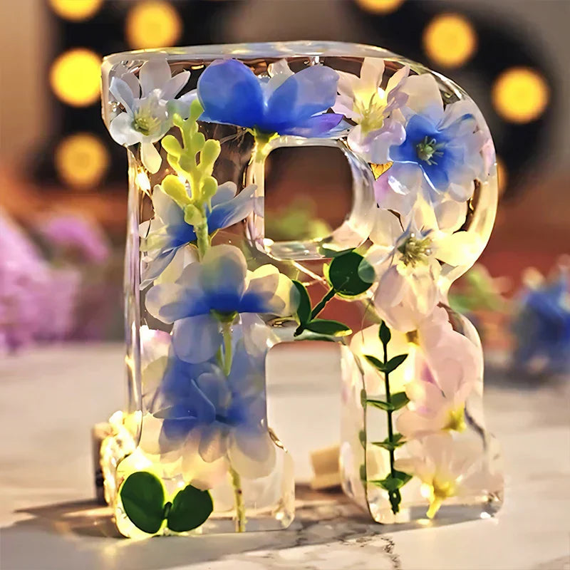 Lâmpada em Resina com Flores Secas e Letra Personalizada | Luz Noturna Decorativa LED