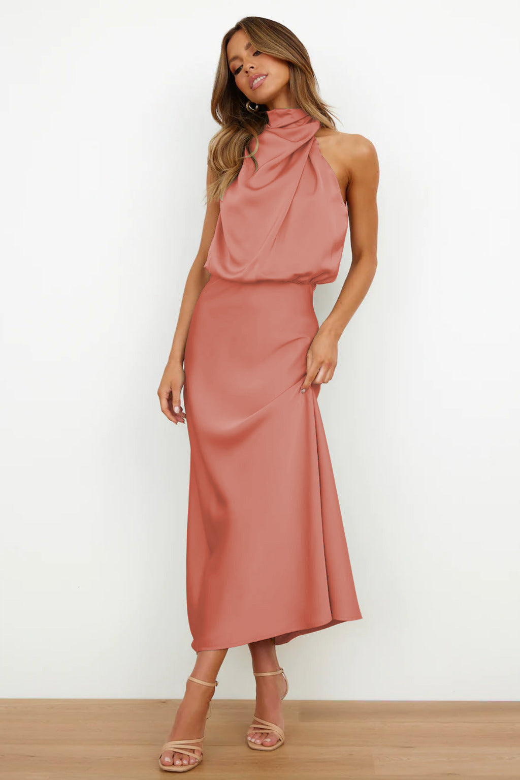 Maxima Robe Longue en Satin avec Col Halter | Élégance et Confort