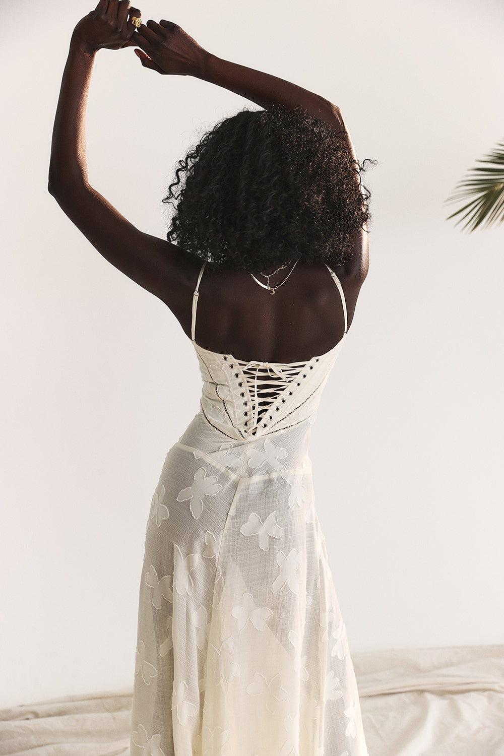 Elvina Robe maxi dos nu pour femme avec broderie | Aérienne, élégante & idéale pour l'été