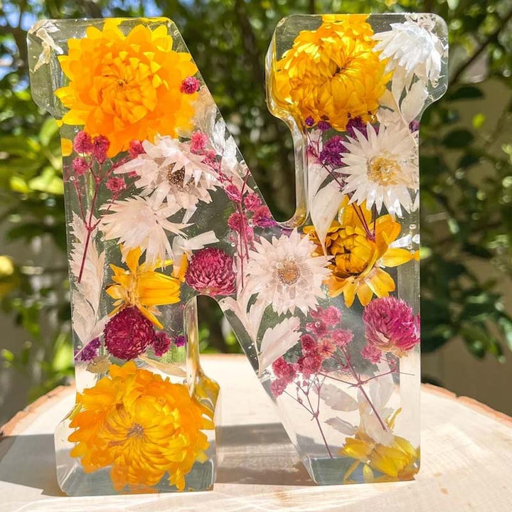 Lâmpada em Resina com Flores Secas e Letra Personalizada | Luz Noturna Decorativa LED
