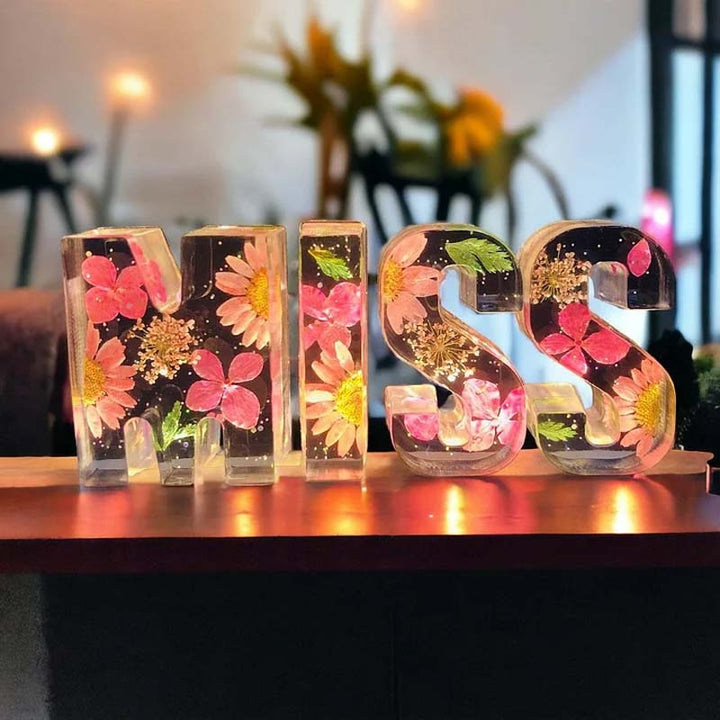 Lâmpada em Resina com Flores Secas e Letra Personalizada | Luz Noturna Decorativa LED