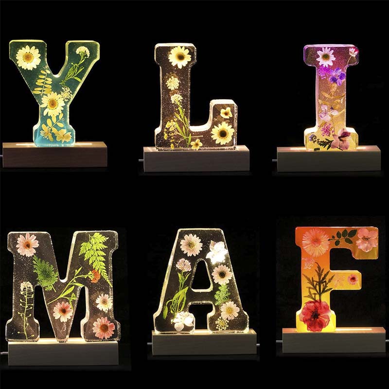 Lâmpada em Resina com Flores Secas e Letra Personalizada | Luz Noturna Decorativa LED