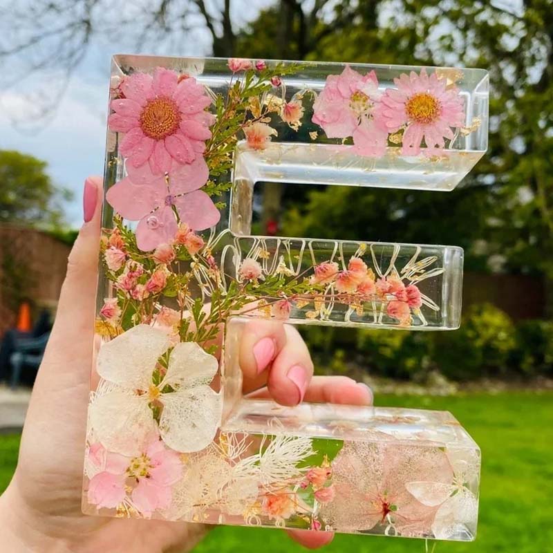 Lâmpada em Resina com Flores Secas e Letra Personalizada | Luz Noturna Decorativa LED