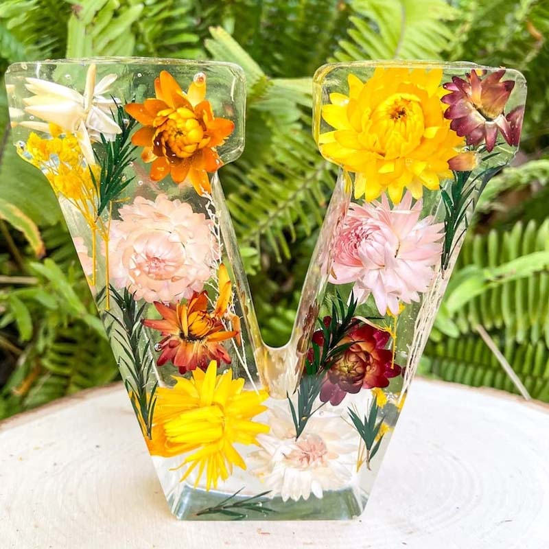 Lâmpada em Resina com Flores Secas e Letra Personalizada | Luz Noturna Decorativa LED