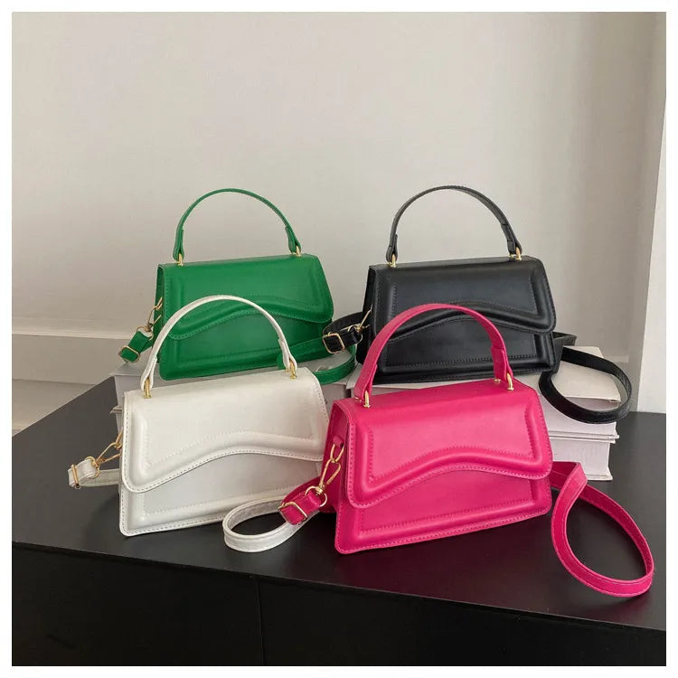 Melissa Femme Sac à bandoulière en similicuir | Sac crossbody compact à rabat ondulé
