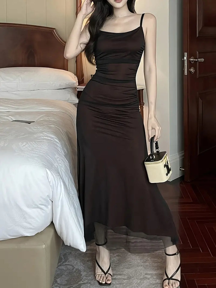 Robe Midi Glamour | Élégance Sans Manches et Coupe Trompette