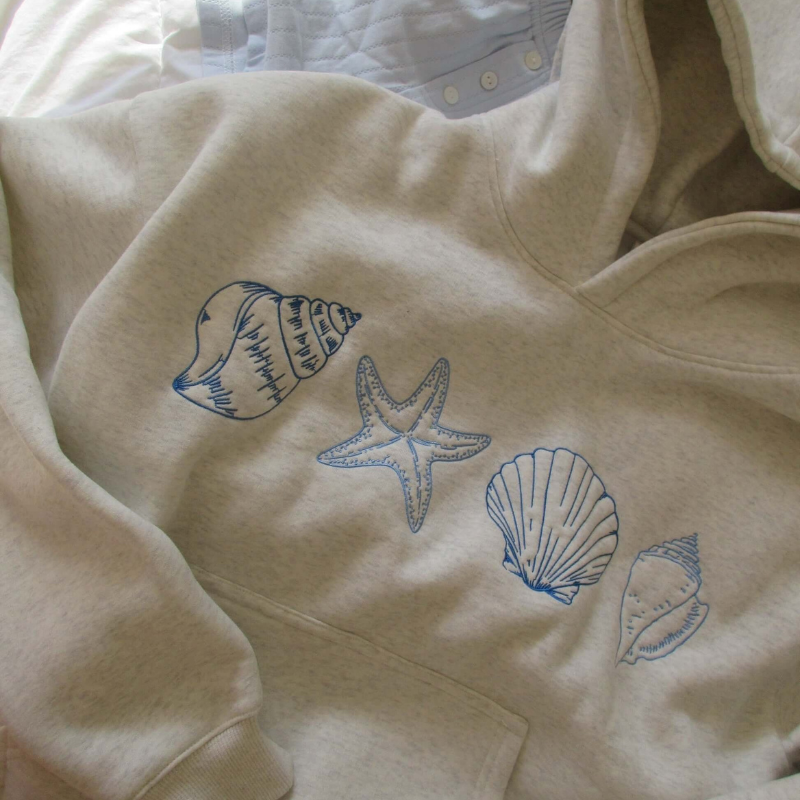 Sweat à capuche Aria pour femme | Imprimé coquillage estival et coupe décontractée