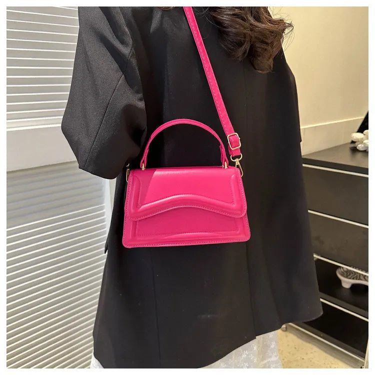 Melissa Femme Sac à bandoulière en similicuir | Sac crossbody compact à rabat ondulé