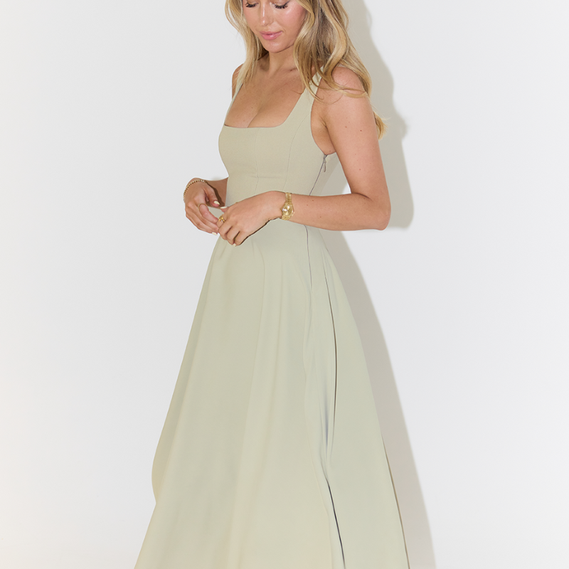 Sofia | Vestido midi sin mangas con escote cuadrado