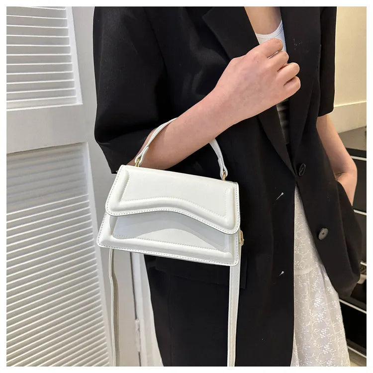 Melissa Femme Sac à bandoulière en similicuir | Sac crossbody compact à rabat ondulé