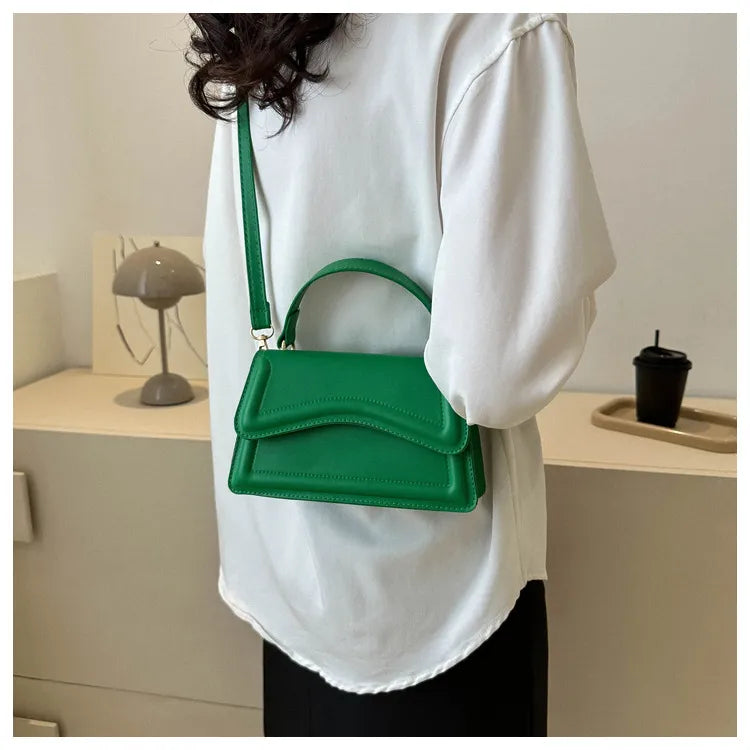 Melissa Femme Sac à bandoulière en similicuir | Sac crossbody compact à rabat ondulé