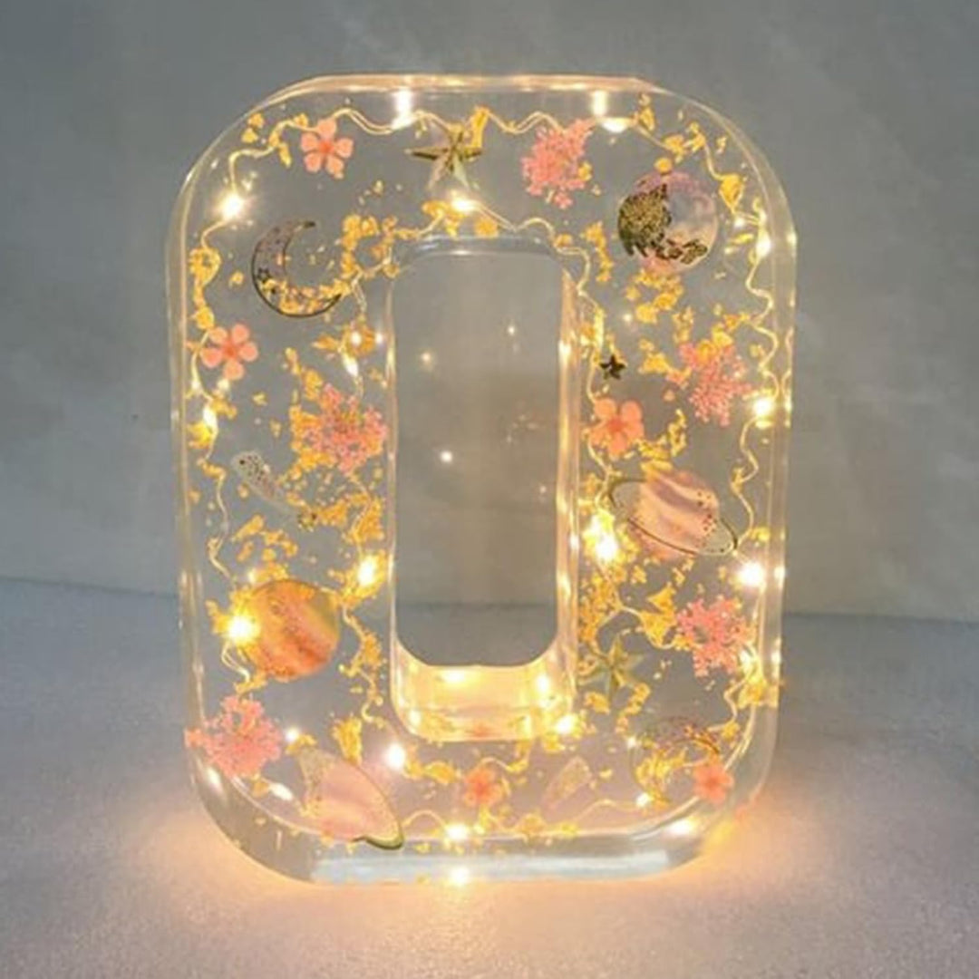 Lâmpada em Resina com Flores Secas e Letra Personalizada | Luz Noturna Decorativa LED