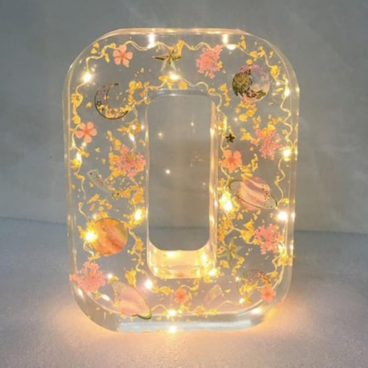 Lâmpada em Resina com Flores Secas e Letra Personalizada | Luz Noturna Decorativa LED