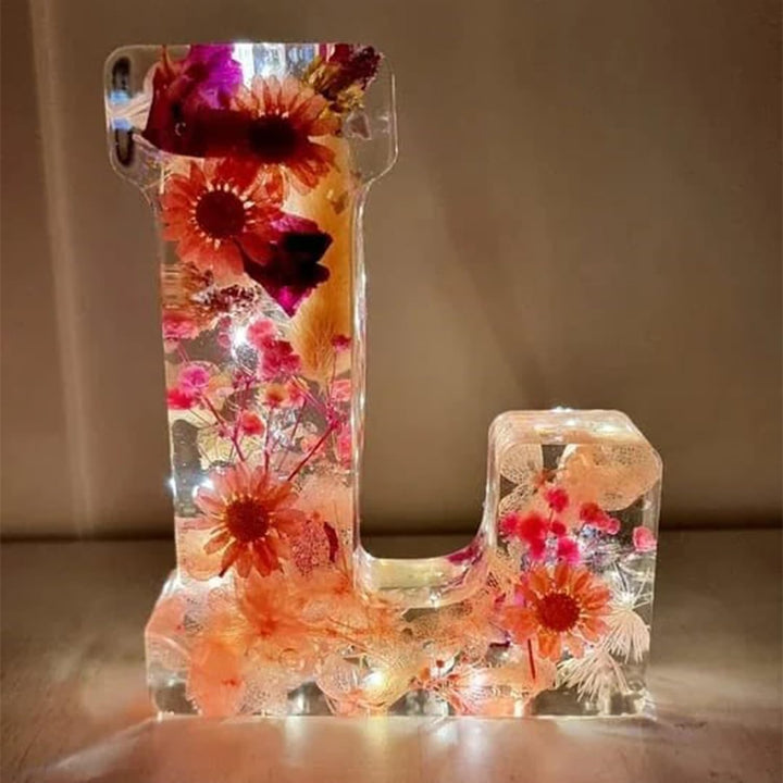 Lâmpada em Resina com Flores Secas e Letra Personalizada | Luz Noturna Decorativa LED
