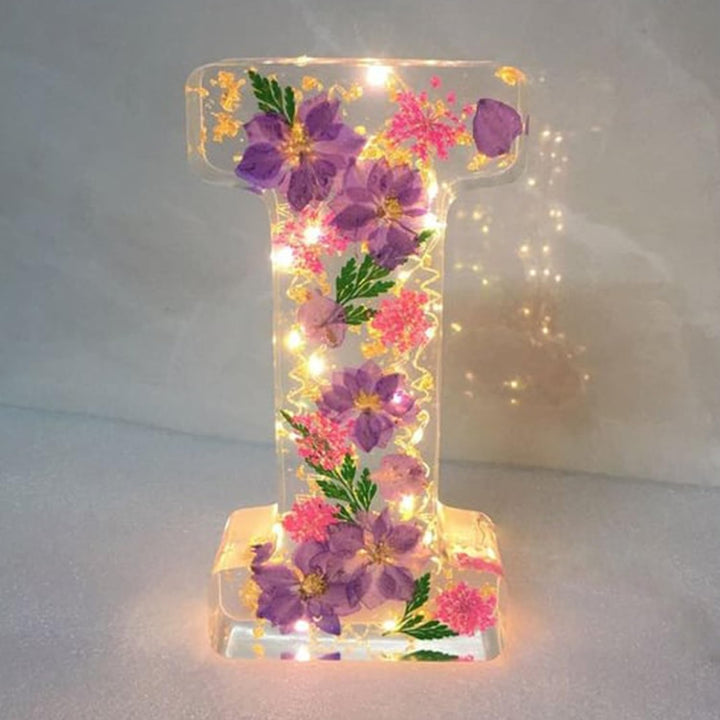 Lâmpada em Resina com Flores Secas e Letra Personalizada | Luz Noturna Decorativa LED