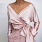 Blusa de satén rosa con lazo elegante para mujer