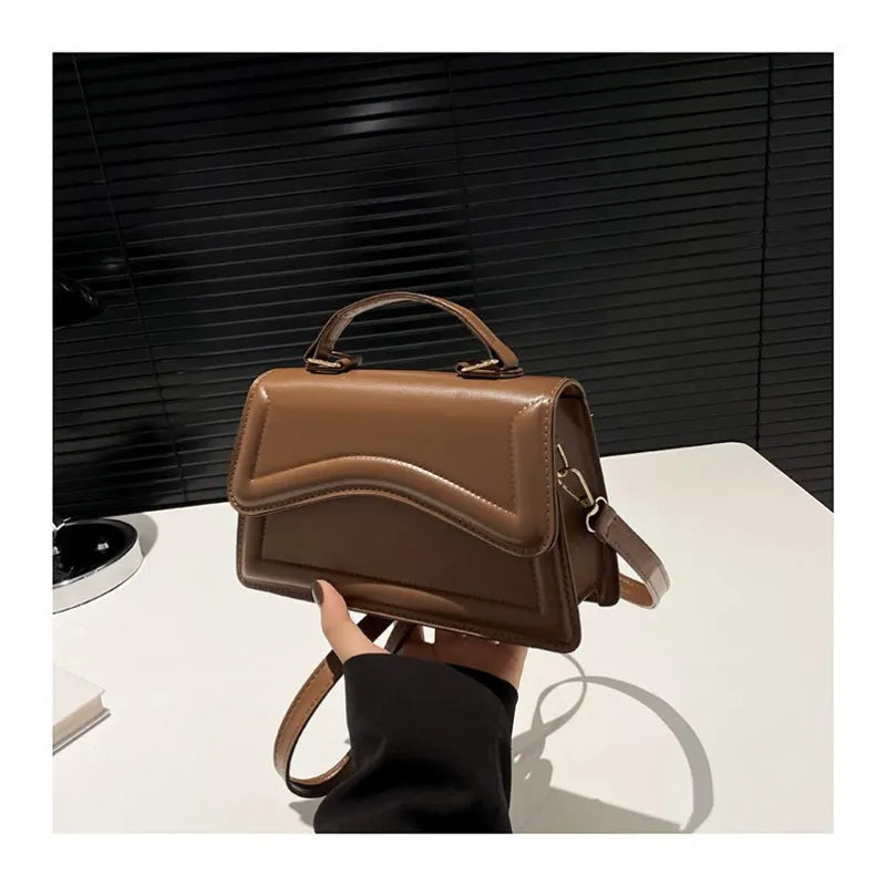 Melissa Femme Sac à bandoulière en similicuir | Sac crossbody compact à rabat ondulé