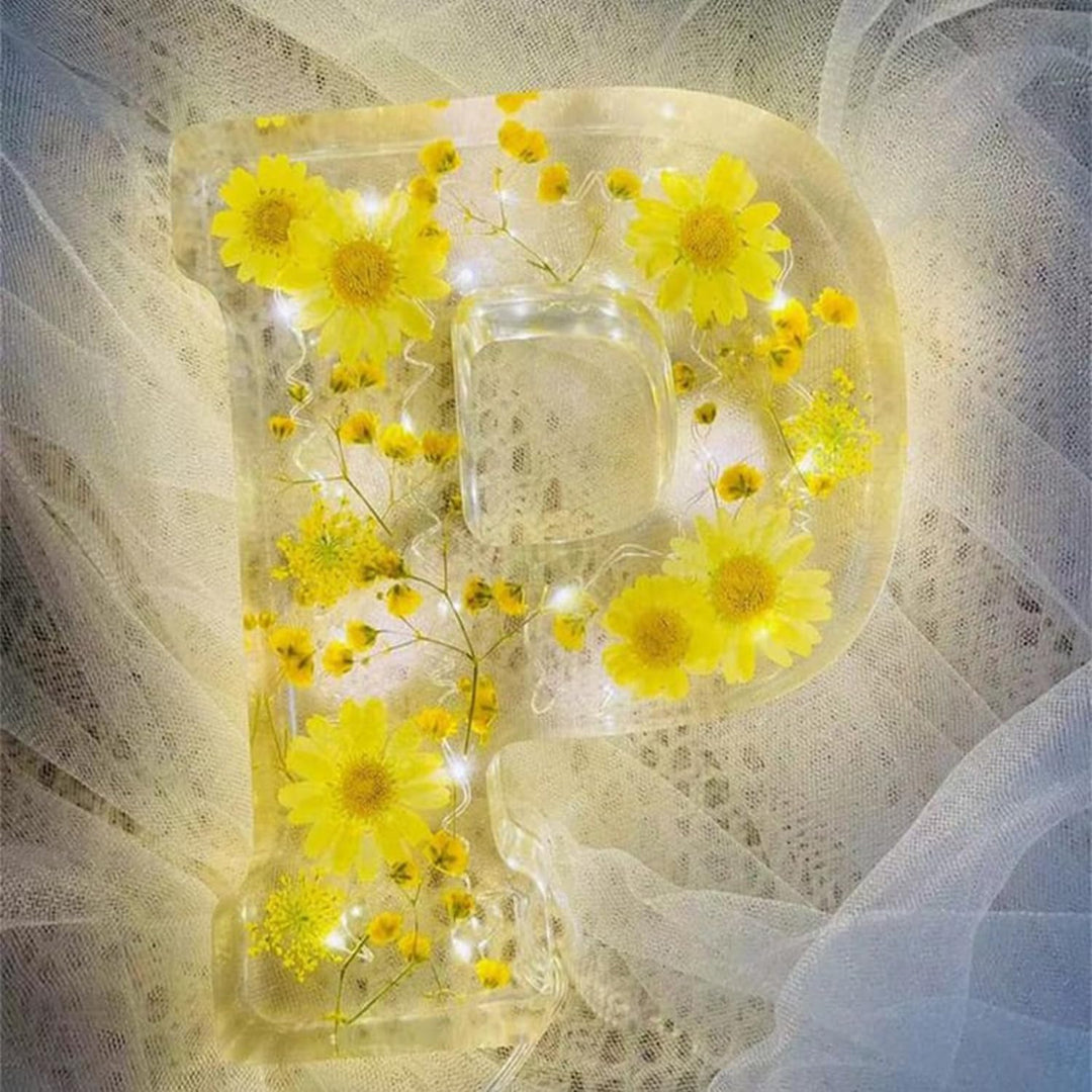 Lâmpada em Resina com Flores Secas e Letra Personalizada | Luz Noturna Decorativa LED