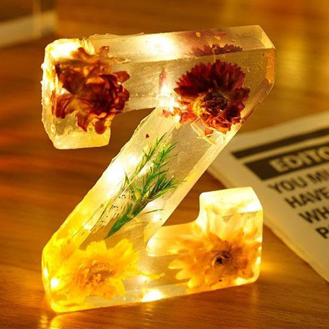 Lâmpada em Resina com Flores Secas e Letra Personalizada | Luz Noturna Decorativa LED