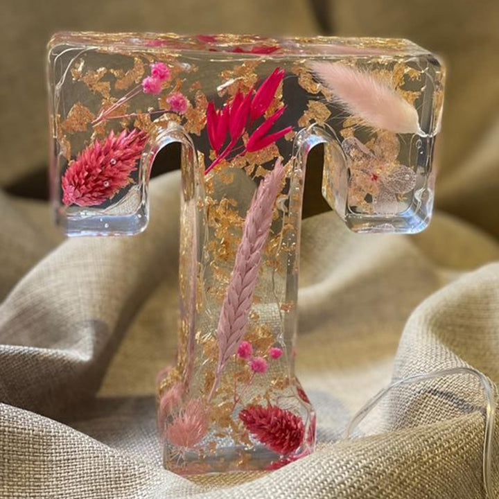 Lâmpada em Resina com Flores Secas e Letra Personalizada | Luz Noturna Decorativa LED