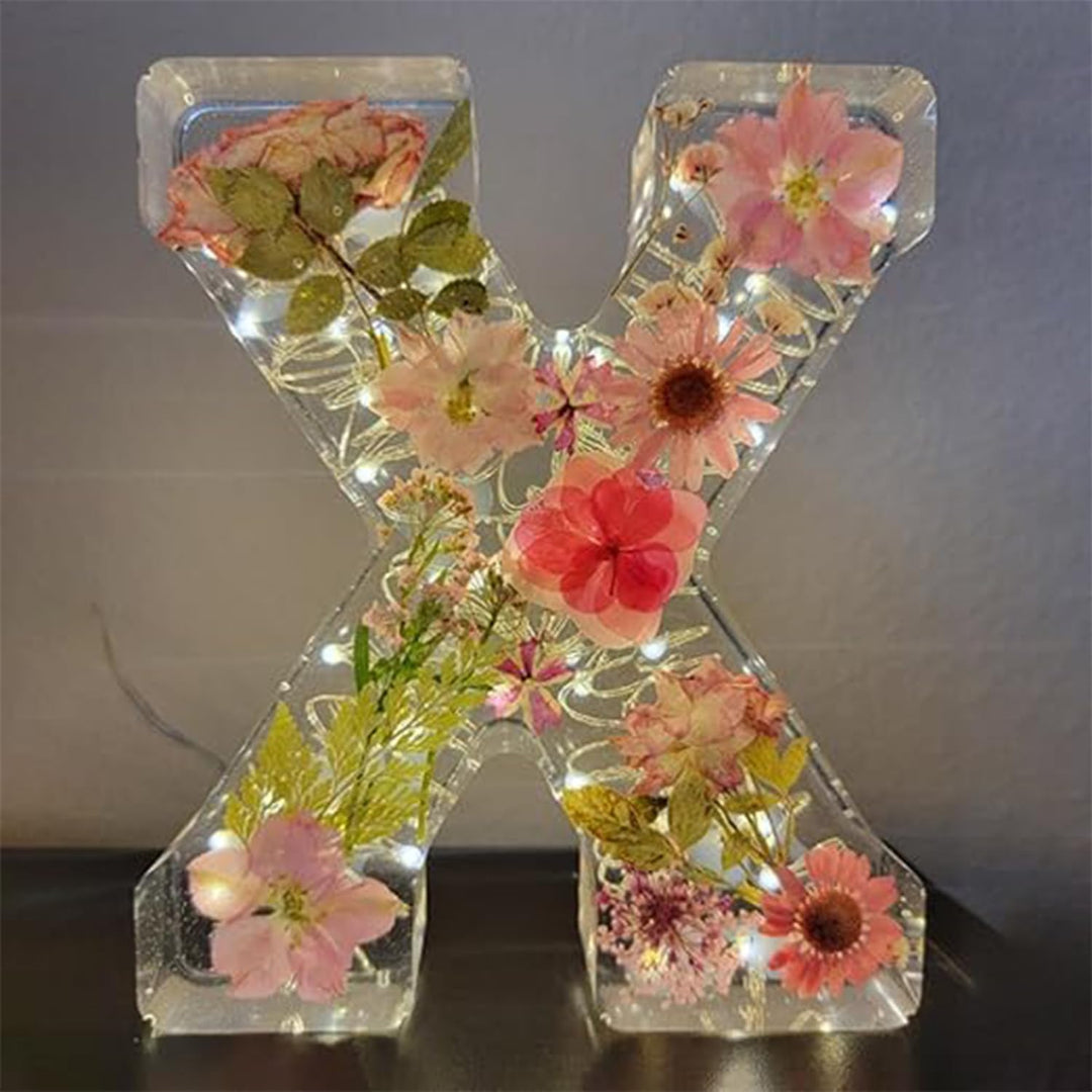 Lâmpada em Resina com Flores Secas e Letra Personalizada | Luz Noturna Decorativa LED
