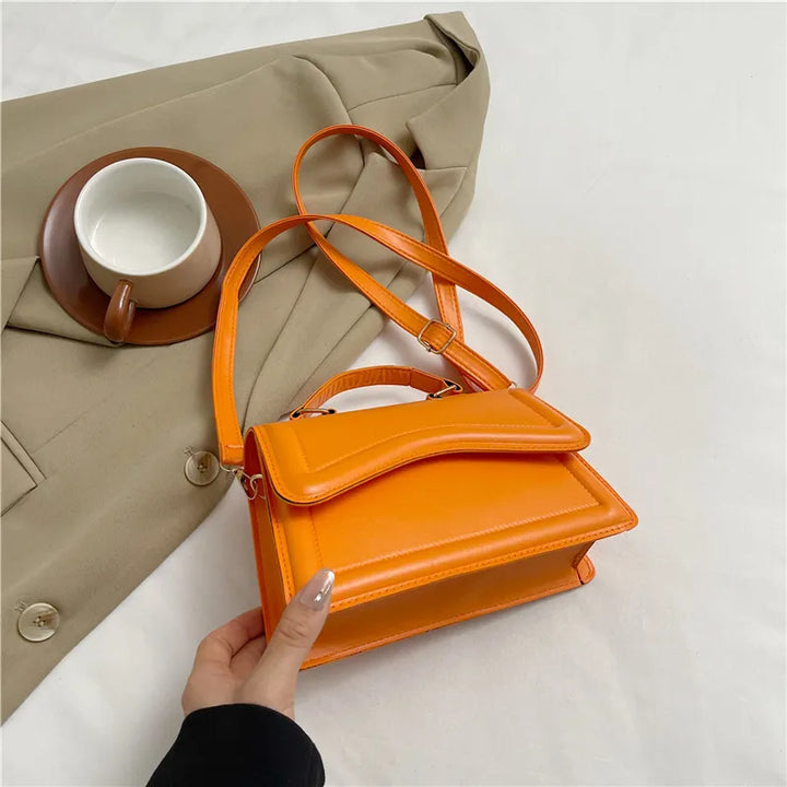 Melissa Femme Sac à bandoulière en similicuir | Sac crossbody compact à rabat ondulé
