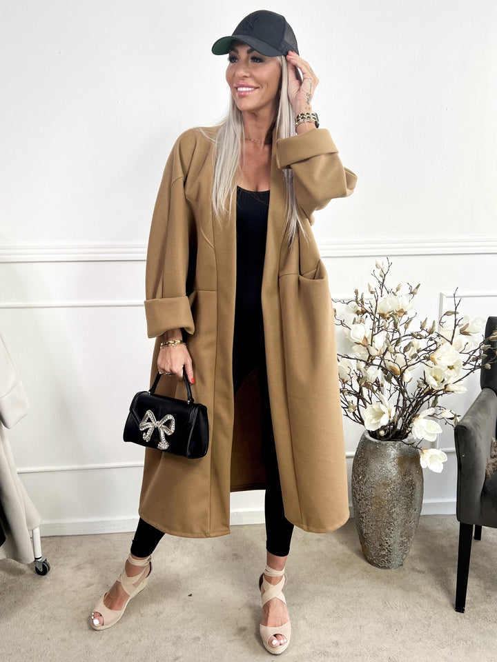 Cappotto oversize Annah con cuciture evidenziate e tasche funzionali