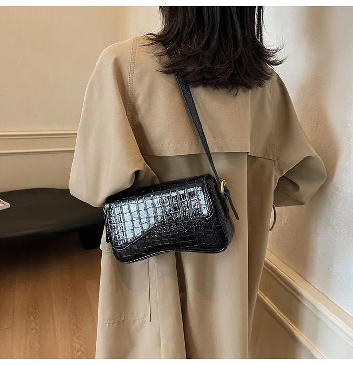 Janita | Bolso de hombro para mujer con diseño fino y ondulado: versátil, lujoso y moderno.