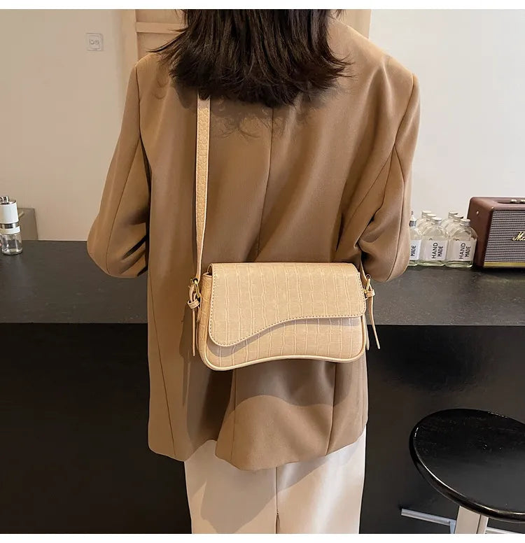 Janita | Bolso de hombro para mujer con diseño fino y ondulado: versátil, lujoso y moderno.