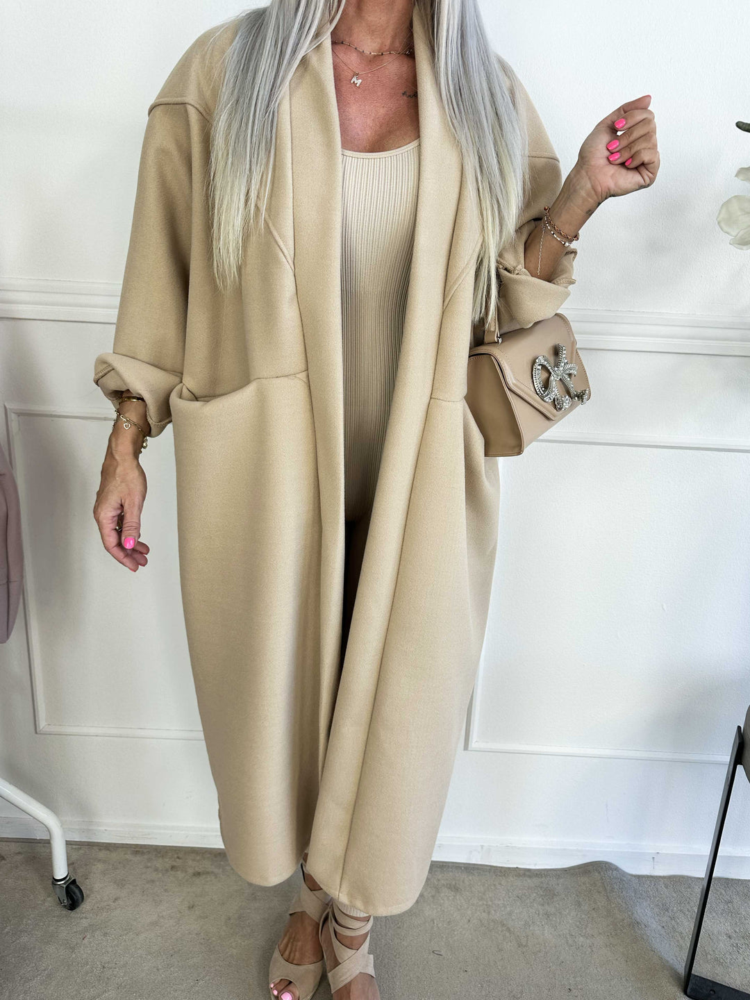 Cappotto oversize Annah con cuciture evidenziate e tasche funzionali