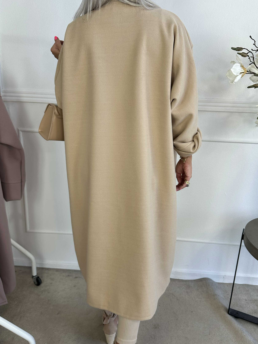 Cappotto oversize Annah con cuciture evidenziate e tasche funzionali