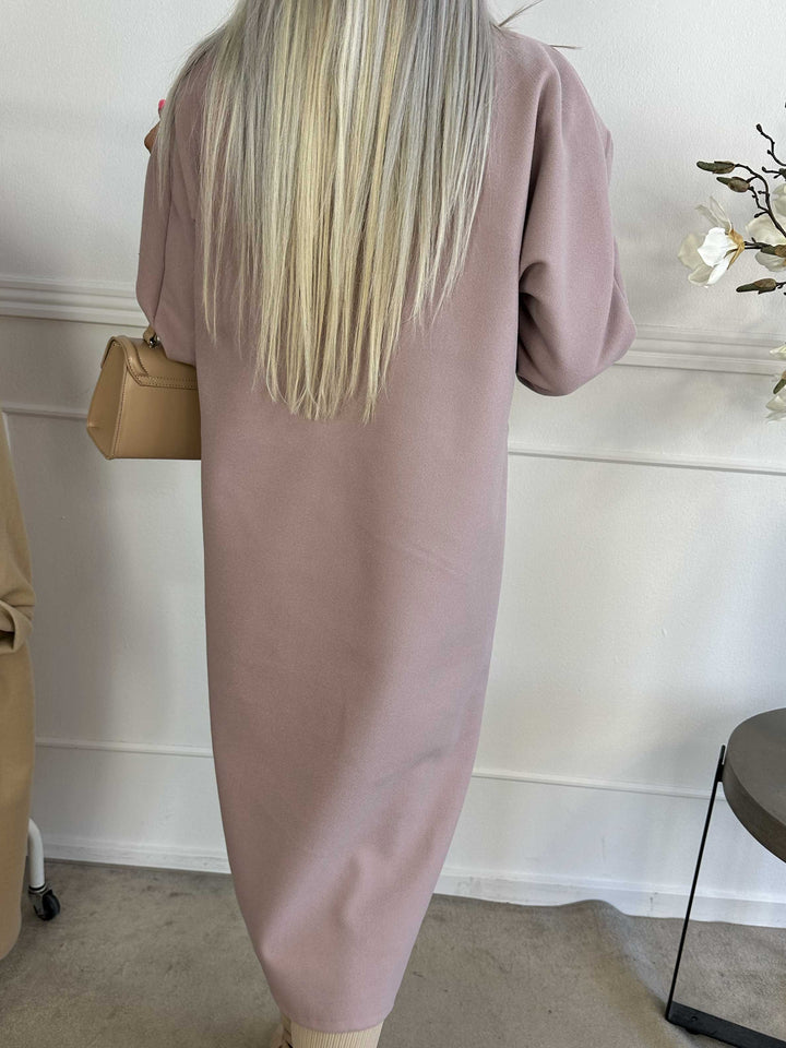Cappotto oversize Annah con cuciture evidenziate e tasche funzionali