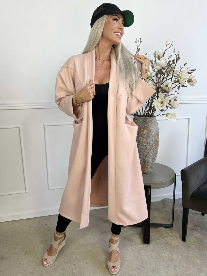 Cappotto oversize Annah con cuciture evidenziate e tasche funzionali