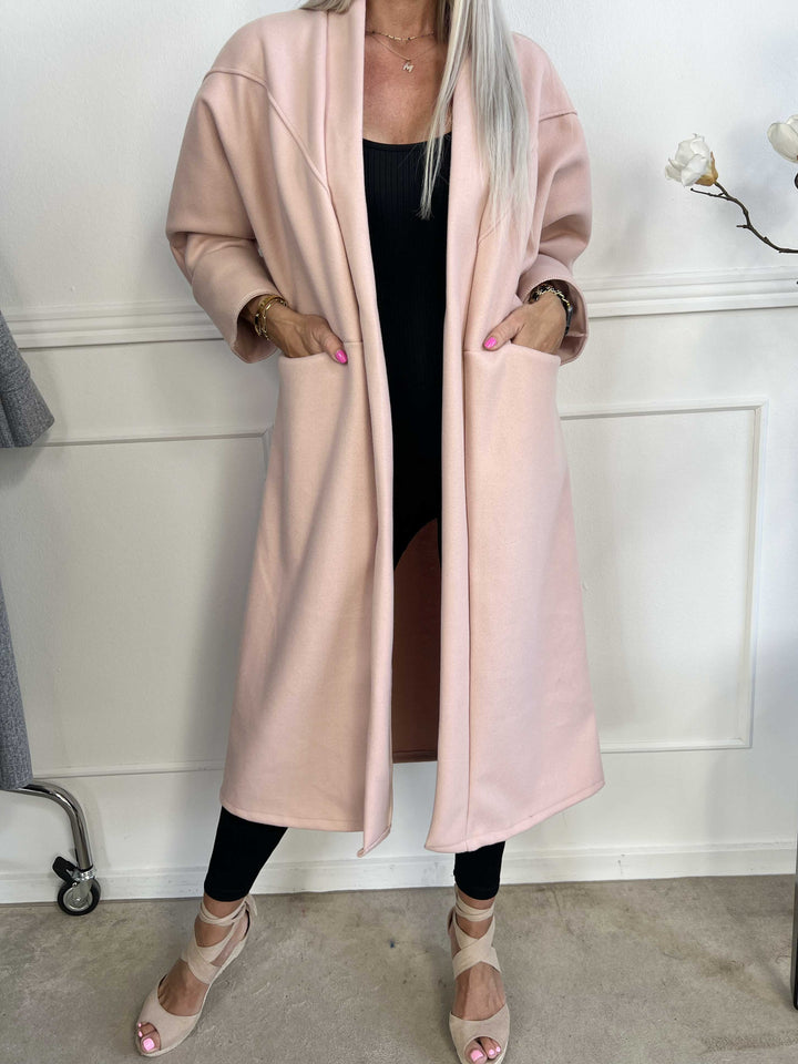Cappotto oversize Annah con cuciture evidenziate e tasche funzionali
