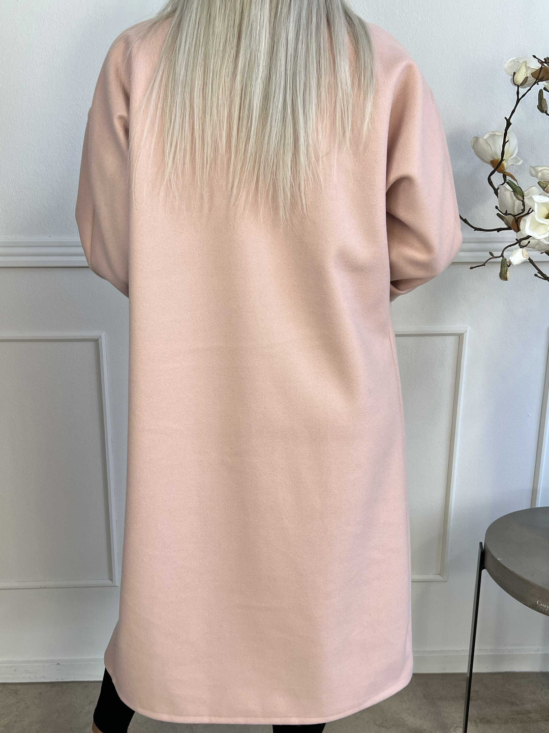 Cappotto oversize Annah con cuciture evidenziate e tasche funzionali