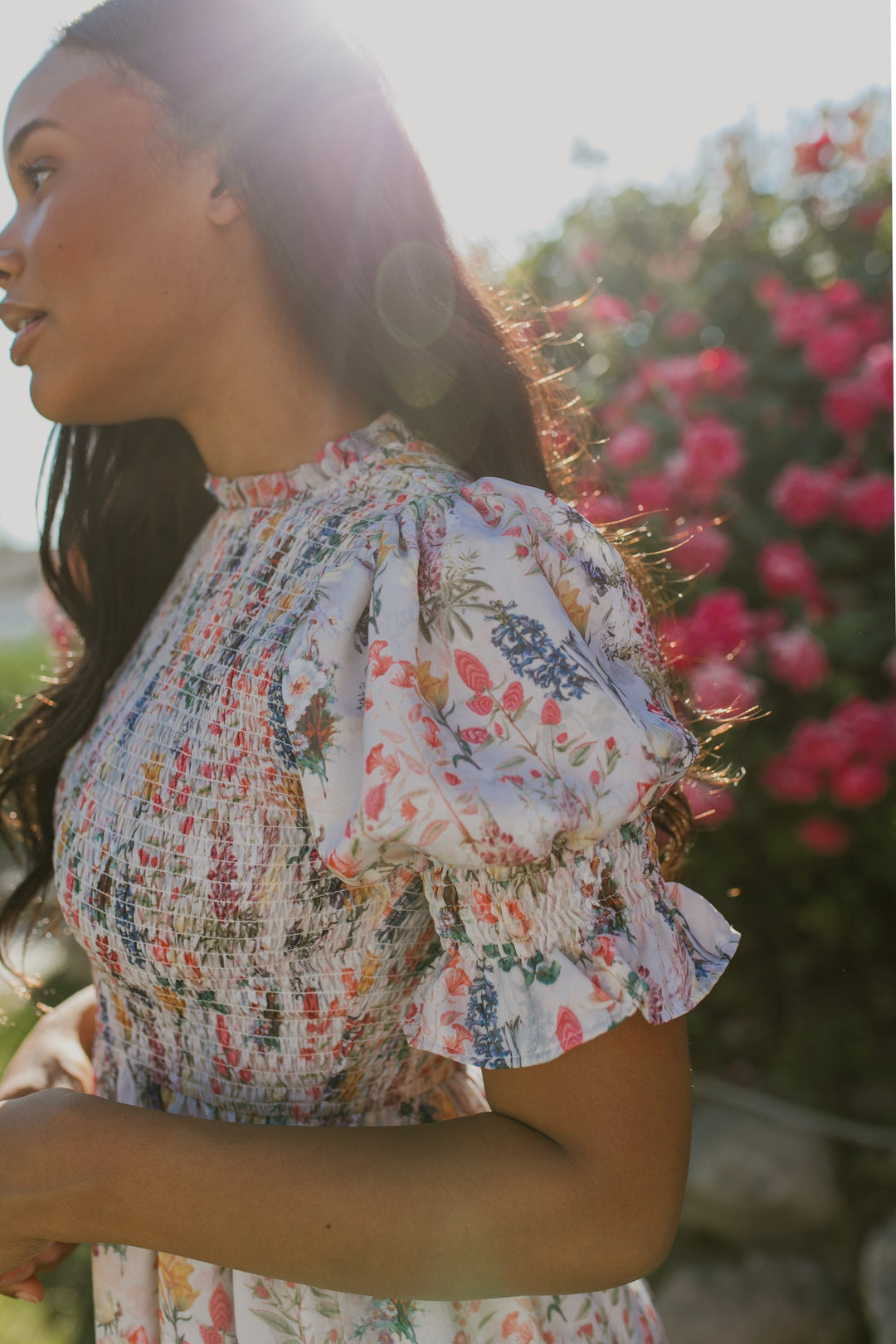 Abito midi con stampa floreale da donna Cordelia e corpetto arricciato | Arioso, femminile e adatto alla maternità