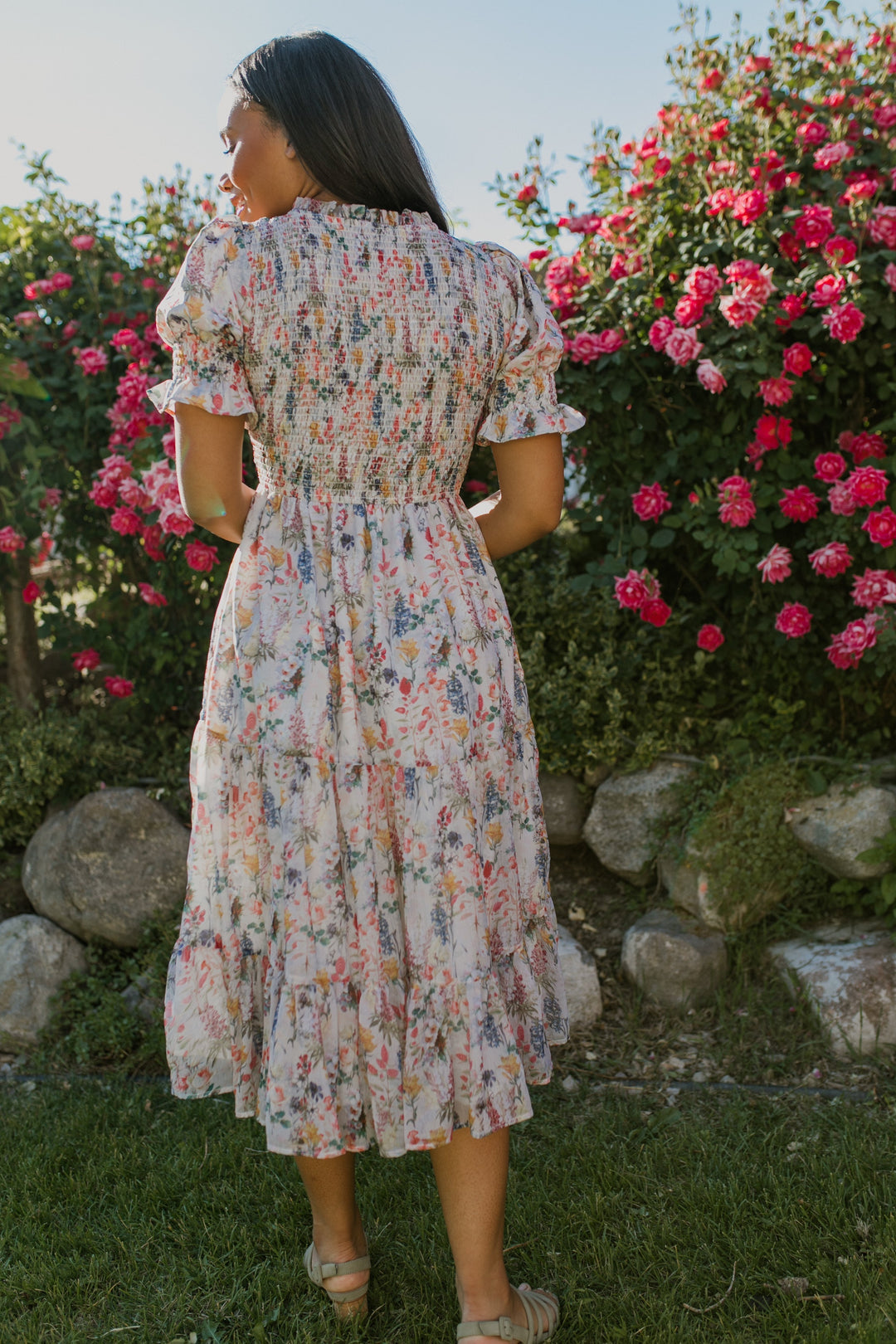 Abito midi con stampa floreale da donna Cordelia e corpetto arricciato | Arioso, femminile e adatto alla maternità