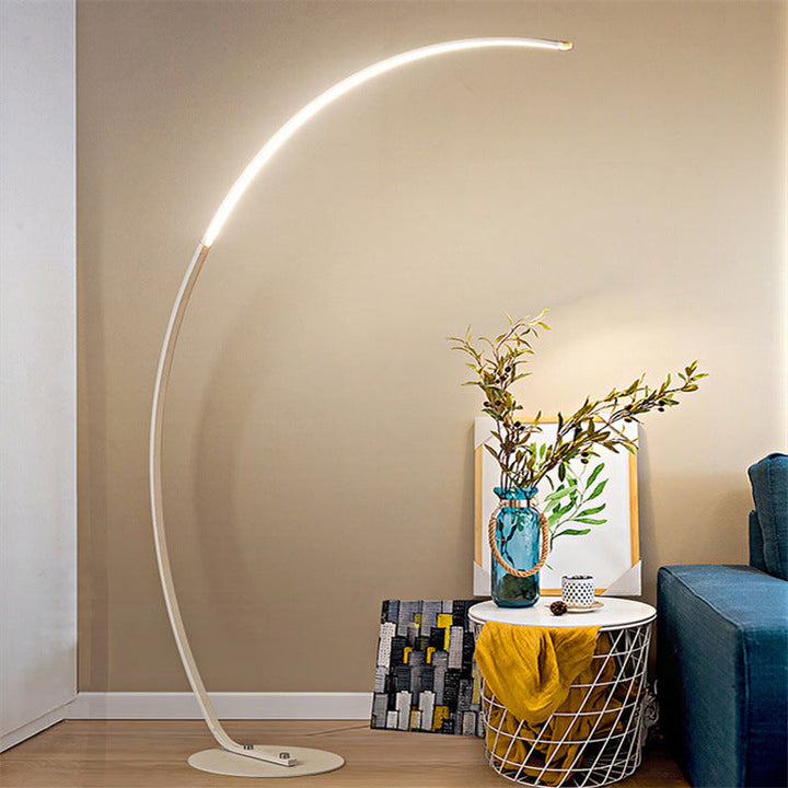 Quira - Lampadaire LED moderne en noir mat avec lumière chaude et efficacité énergétique