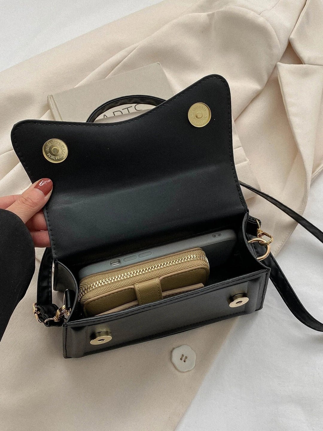 Melissa Femme Sac à bandoulière en similicuir | Sac crossbody compact à rabat ondulé