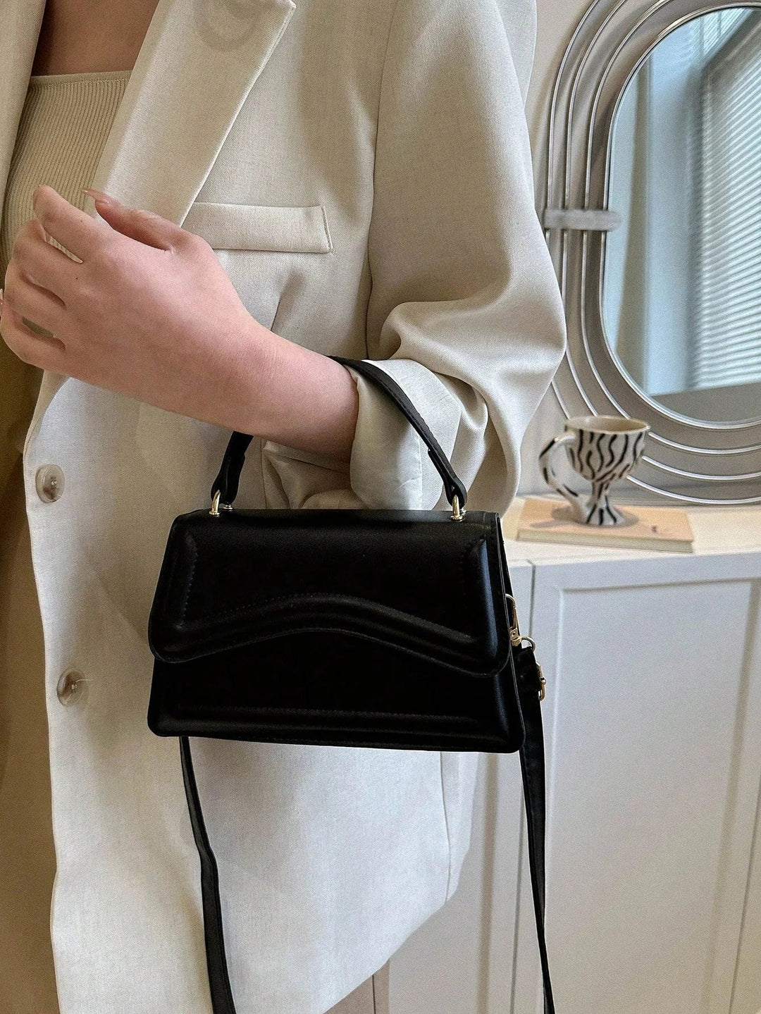 Melissa Femme Sac à bandoulière en similicuir | Sac crossbody compact à rabat ondulé