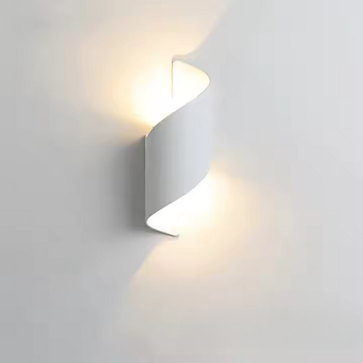Applique moderne noire au design organique et à la lumière sculpturale