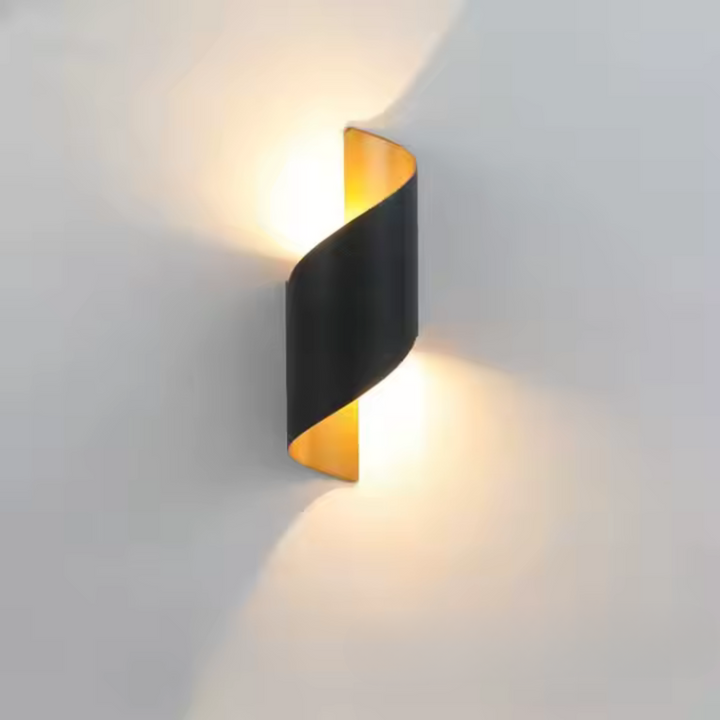 Applique moderne noire au design organique et à la lumière sculpturale