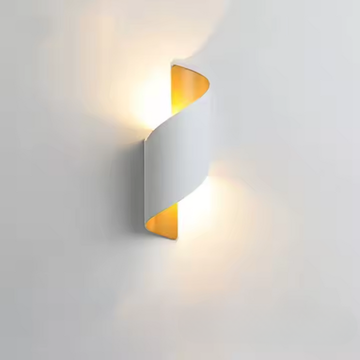 Applique moderne noire au design organique et à la lumière sculpturale
