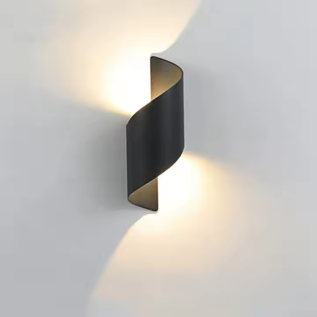 Applique moderne noire au design organique et à la lumière sculpturale