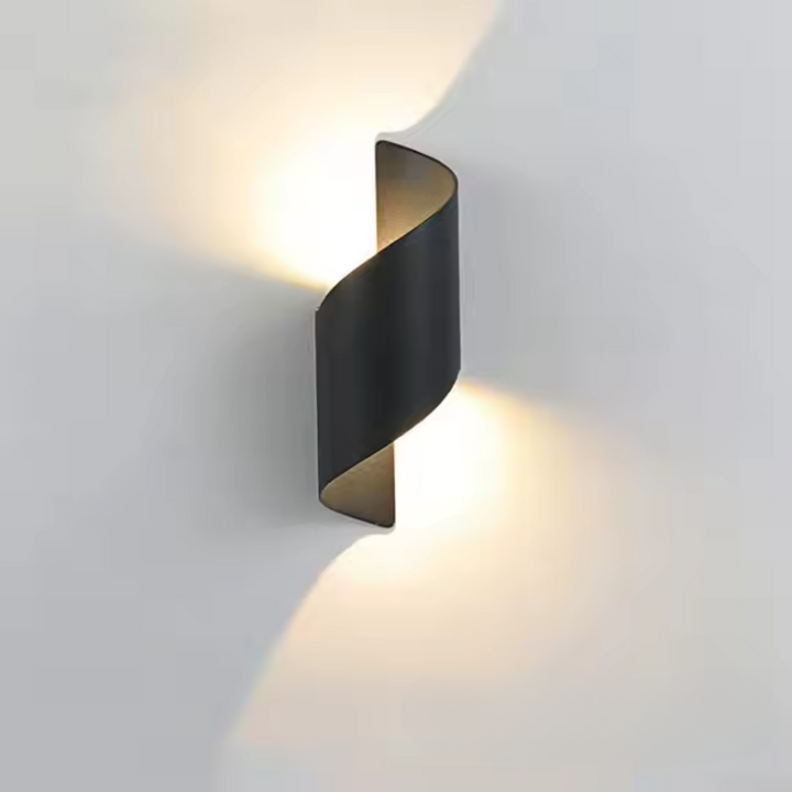 Applique moderne noire au design organique et à la lumière sculpturale